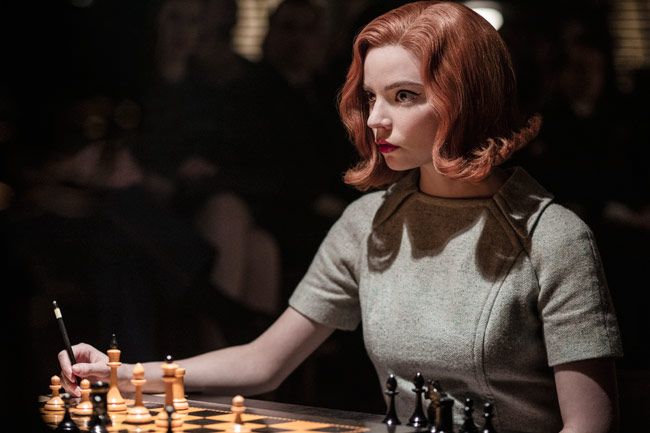 La actriz Anya Taylor-Joy da vida a la ajedrecista Beth Harmon en la serie 'Gambito de Dama' de Netflix