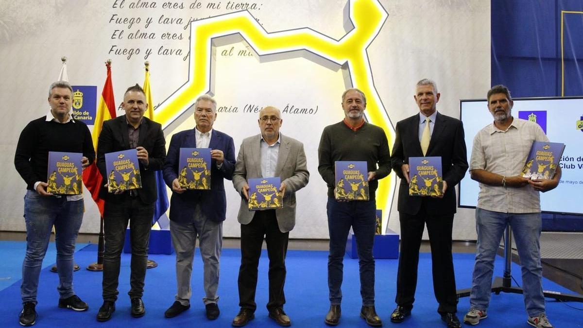 Roberto Melián, Nacho Acedo, Juan Ruiz, Antonio Morales, Francisco Castellano, José Luis Sánchez y José Mendoza posan con un ejemplar del libro - de izd. a dcha. -