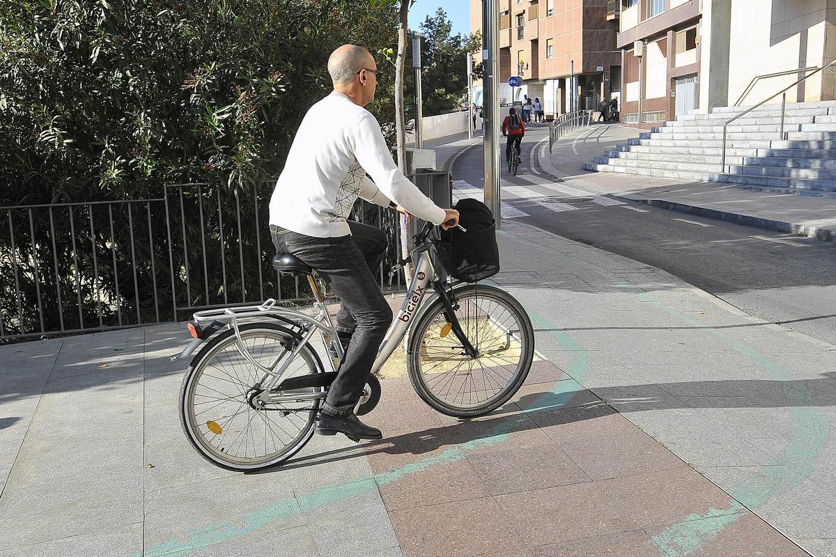 Un ciudadano circula por Elche con una bicicleta