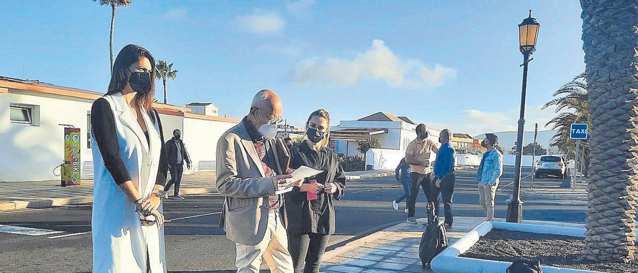 Idaira Rodríguez, Pedro Amador y Fiamma Guerra, ayer, anunciando su salida del gobierno local.