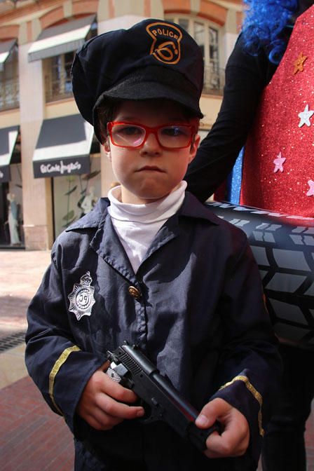 Las familias y los niños disfrazados toman las calles del centro de Málaga el primer domingo de Carnaval.