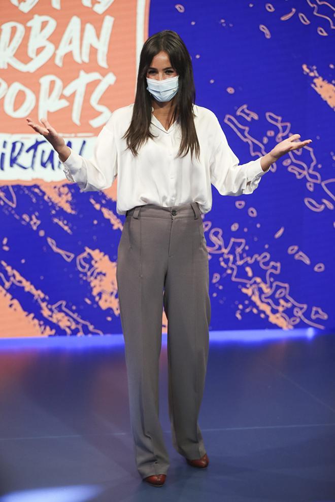 Begoña Villacís, con camisa blanca y pantalón recto gris en el Madrid Urban Sports