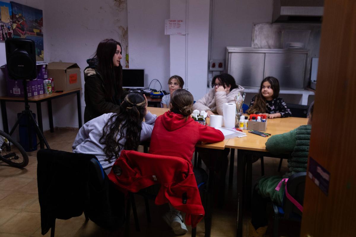 Niñas en un taller de Soterranya en el Espai de Solidaritat Parreño en el Xenillet.