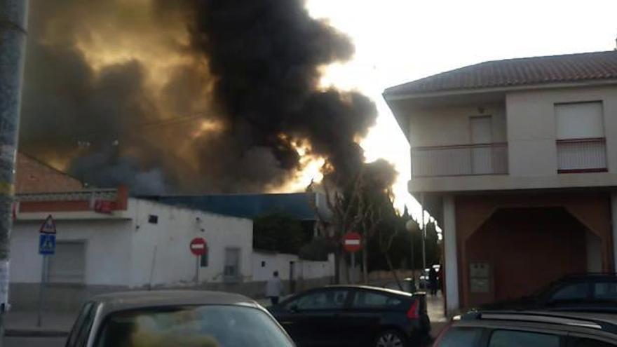 Vecinos desalojados tras la gran columna de humo tóxica del incendio de Casillas