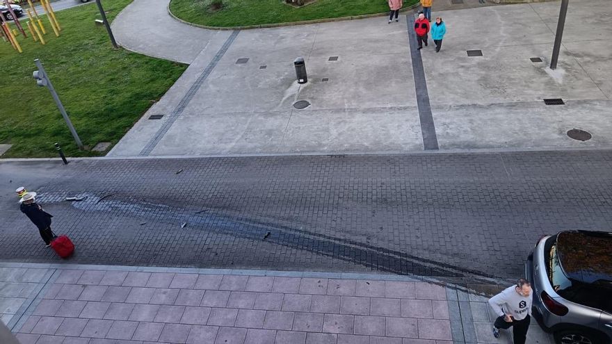 Nueva víctima del bolardo más famoso de Avilés: una familia destroza su coche en el parque del Muelle