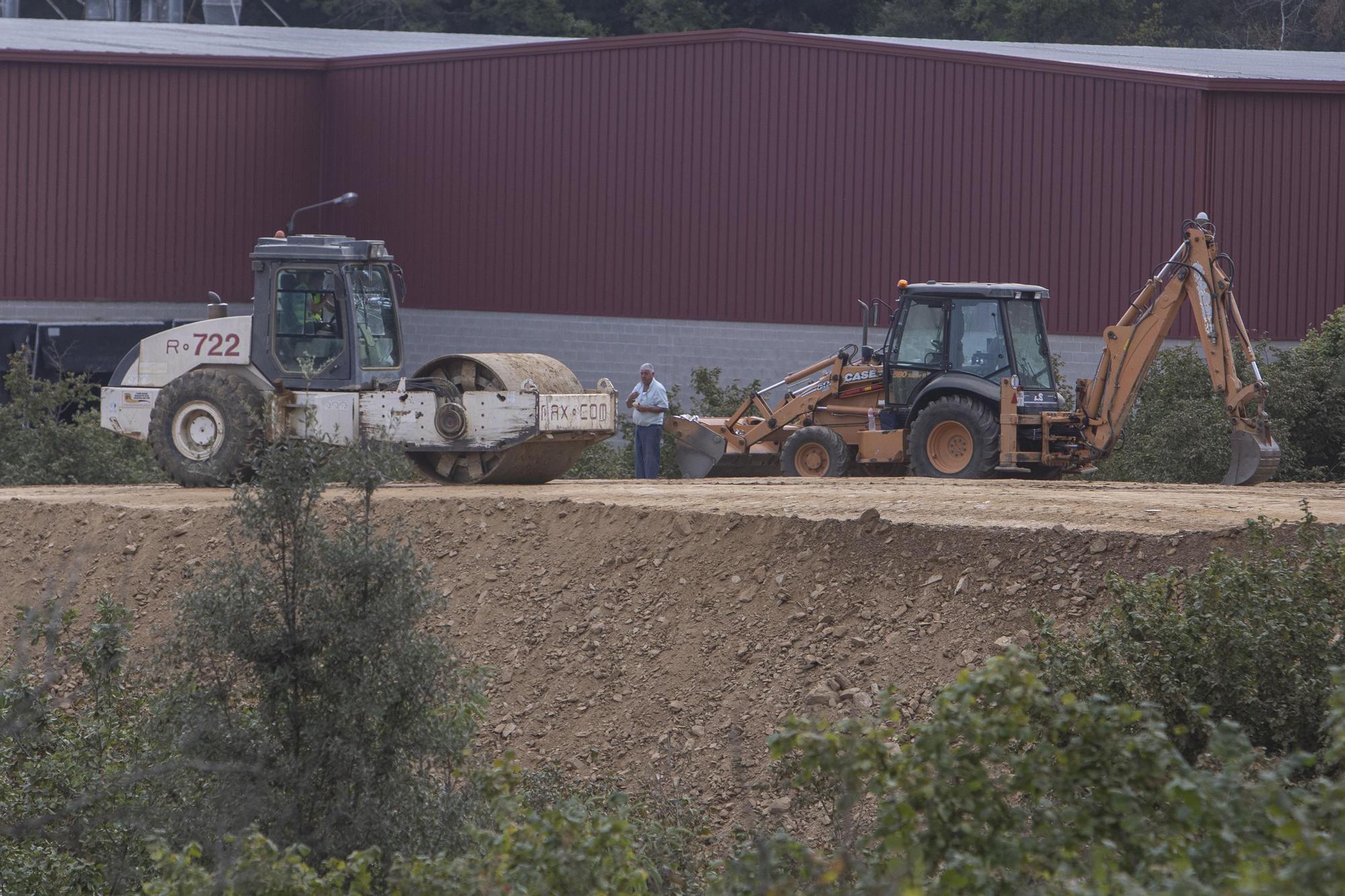 Apareixen esquerdes a una casa situada al costat de les obres de la variant d’Anglès