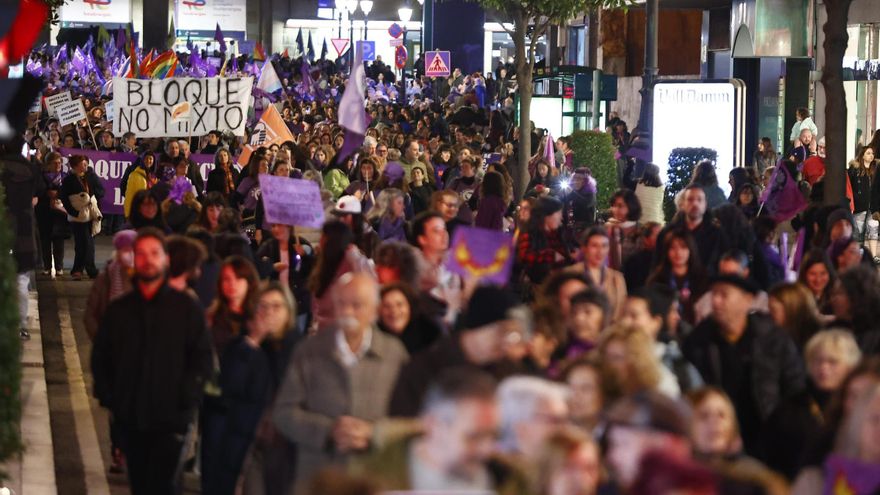 Una marea morada alza la voz en Oviedo para  que la vergüenza cambie de bando