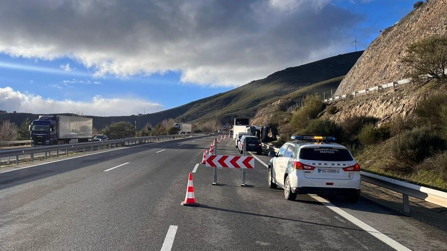 Accidente en Zamora: vuelca un camión en la A-52 en Lubián