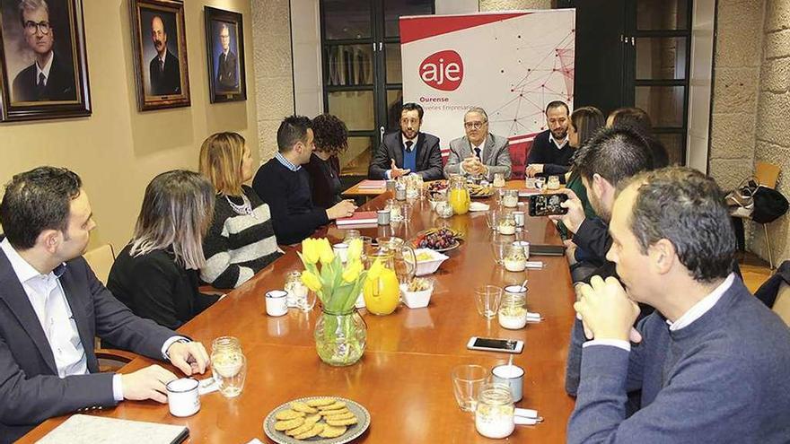 Pérez Nietoen el centro al fondo con miembros de la directiva de AJE. // Brais Lorenzo