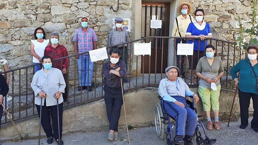 Vecinos de Monumenta de Sayago se concentran para exigir que no se cierre el consultorio y vuelvan los médicos.