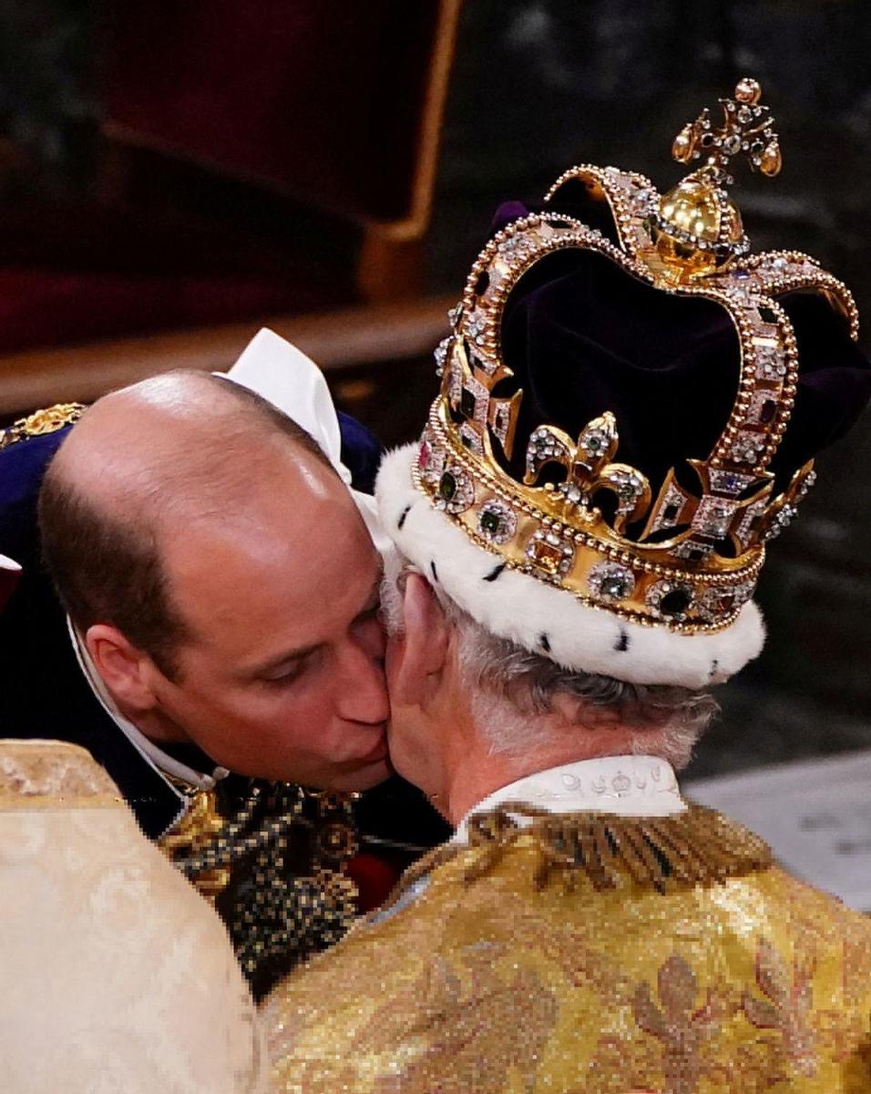 El príncipe Guillermo besa a su padre, el rey Carlos III