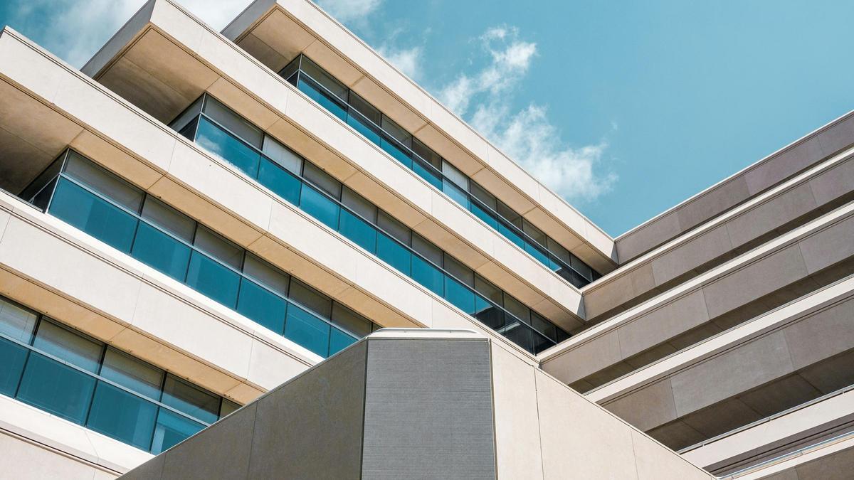 Crisis en las tech y burbuja inmobiliaria.