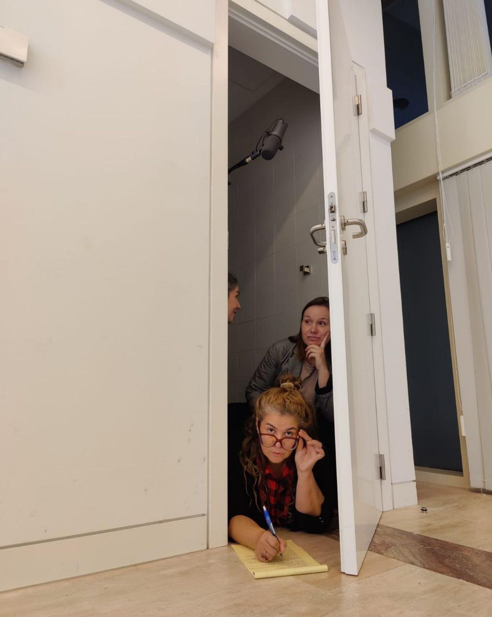 Imaxe das tres amigas «Fechadas no baño».