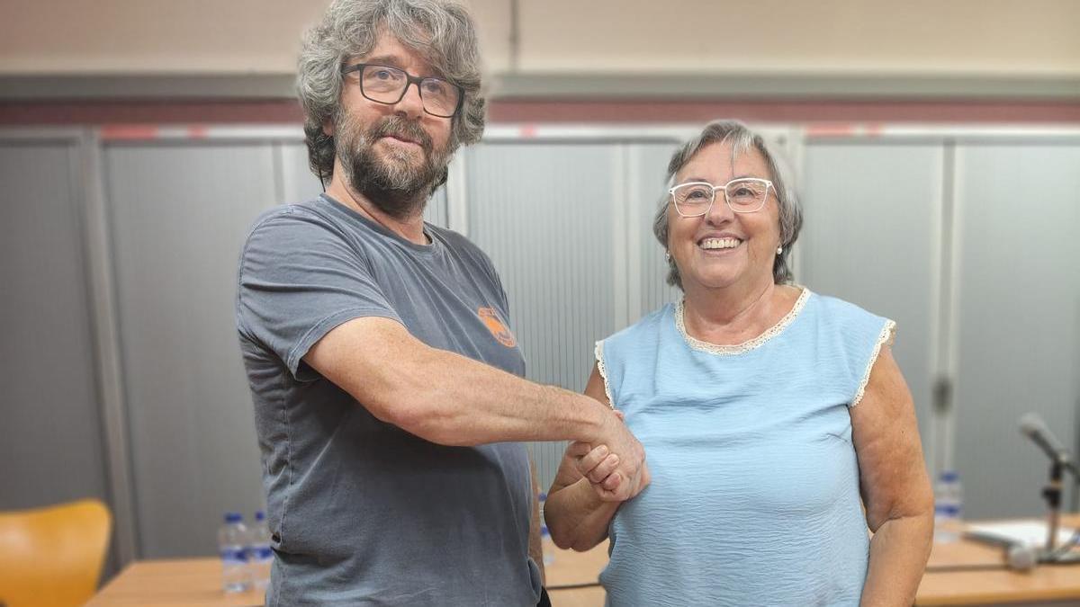Martí Carreras i Carme Castel oficialitzen el relleu al capdavant de l’associació veïnal.