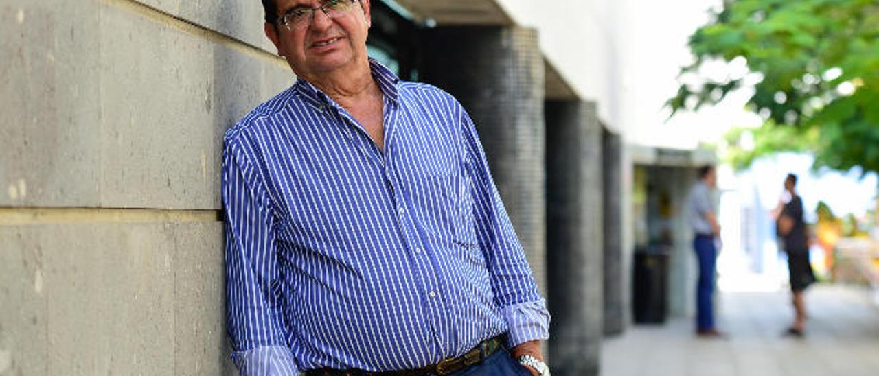 Manuel Lobo en el edificio de Humanidades de la ULPGC.
