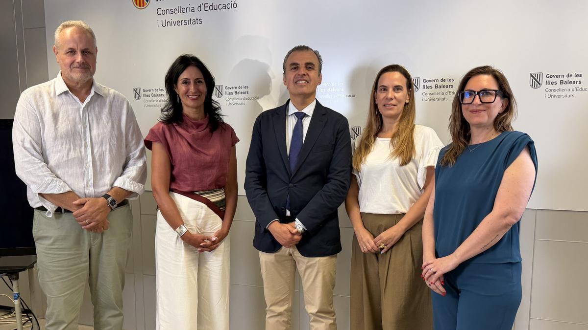 Biel Timoner, Neus Riera, Antoni Vera, Marta Huertas y Alicia Timoner, este jueves en la Conselleria de Educación.