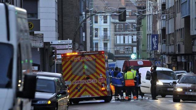 Fallece una mujer al precipitarse a la calle desde un sexto piso en Sama