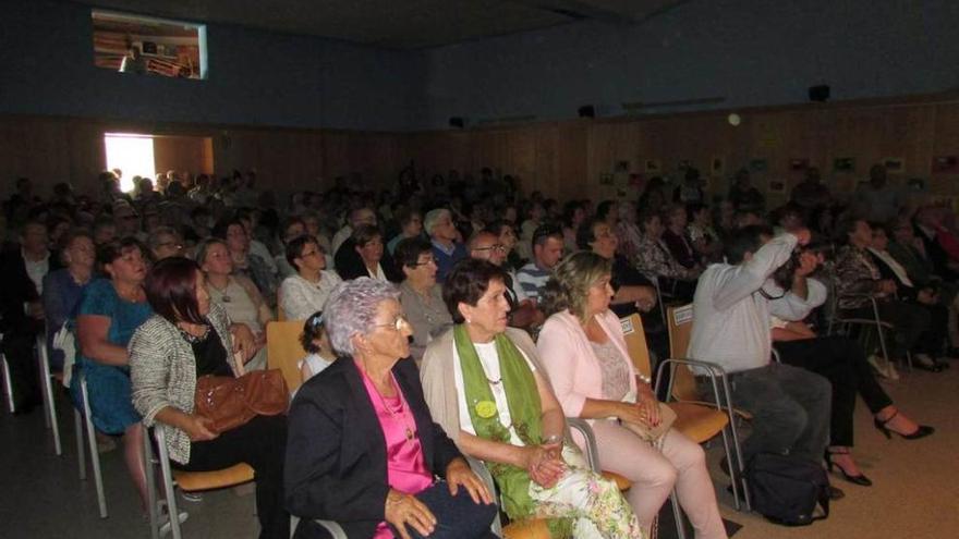 Los mayores de &quot;El Güeña&quot;, de Onís, festejan sus 15 años por todo lo alto