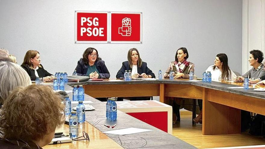 Lara Méndez junto a la ya exsecretaria de Igualdade del PSdeG, Silvia Fraga.