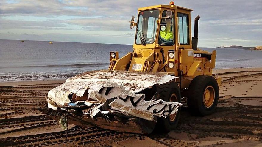 Los dos cayucos llegados al litoral de Granadilla de Abona en los primeros cinco días del año fueron retirados ayer en un operativo desarrollado por el Ayuntamiento.