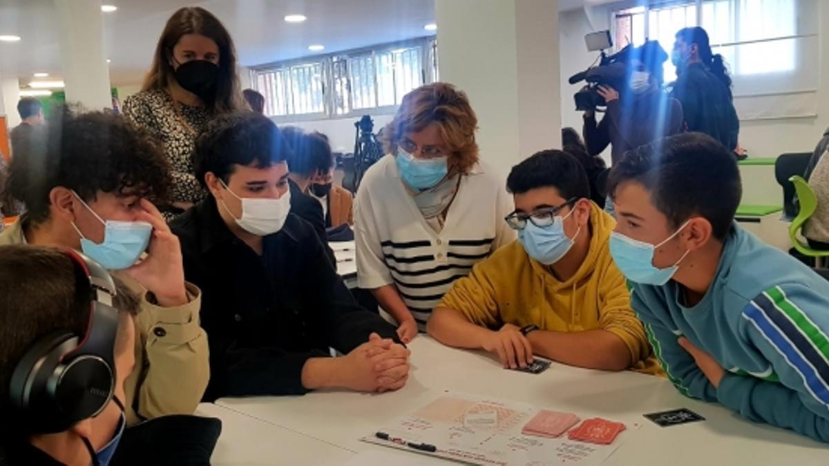 María Victoria Broto junto a los alumnos que se han sumergido en el nuevo juego