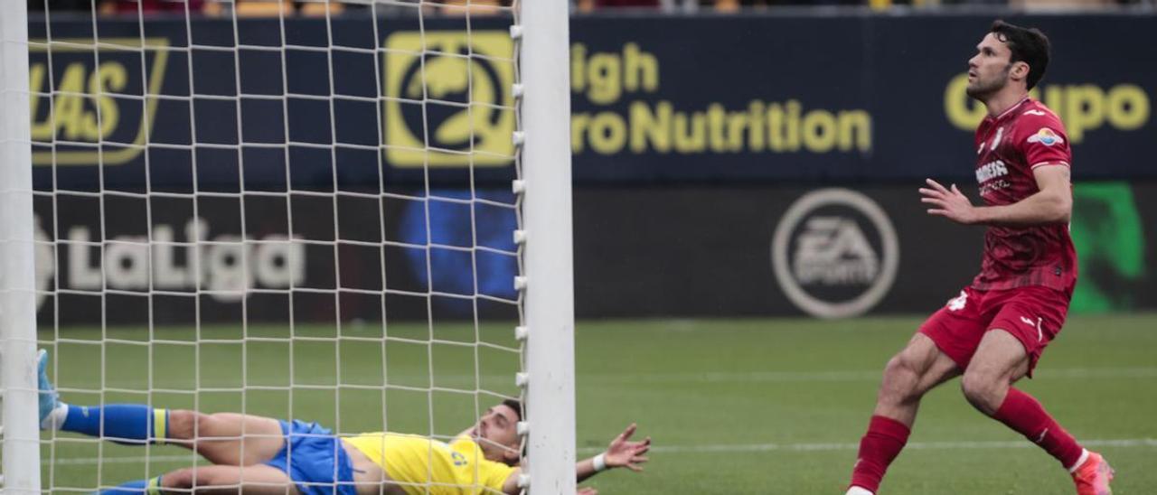 El gol del Cádiz llegó tras un despiste de Pedraza.