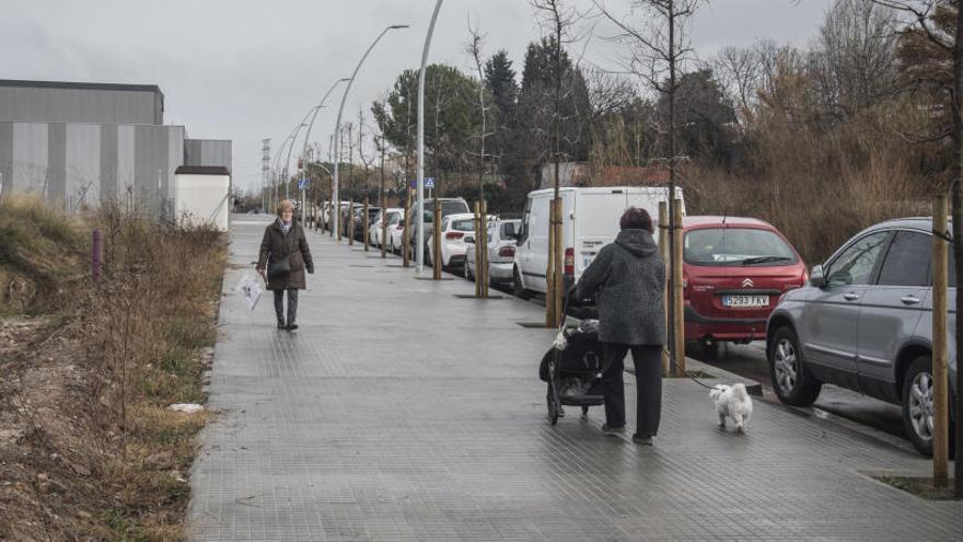 El nou carrer amb el Mercadona al fons. La part dreta queda per fer i s&#039;urbanitzarà en una segona fase.