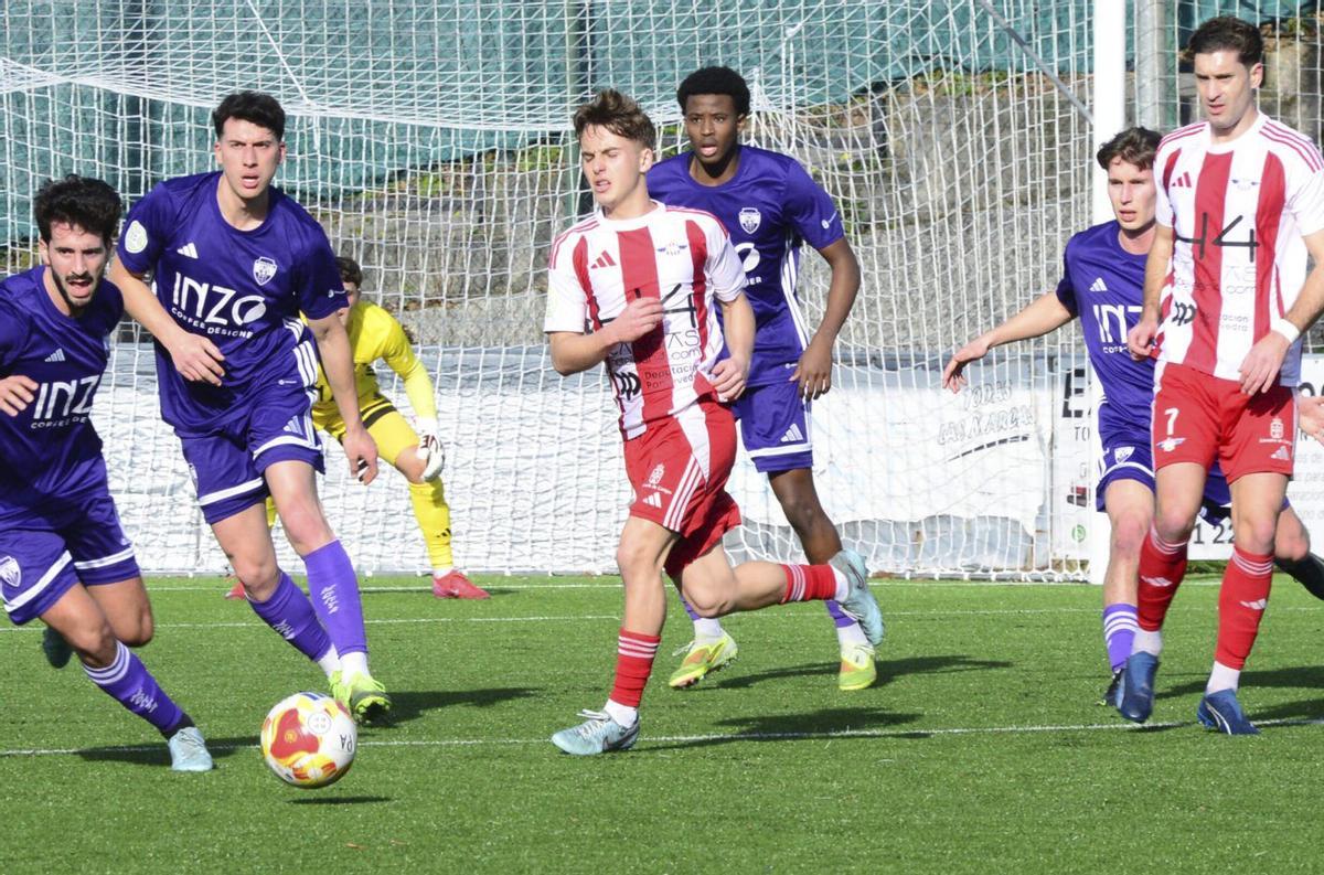 Lucas y Luismi en una acción del encuentro entre el Alondras y el Montañeros.