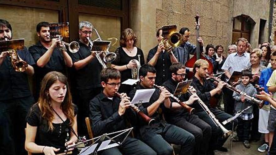 Cobla Juvenil Ciutat de Solsona en un concert pels carrers de la ciutat