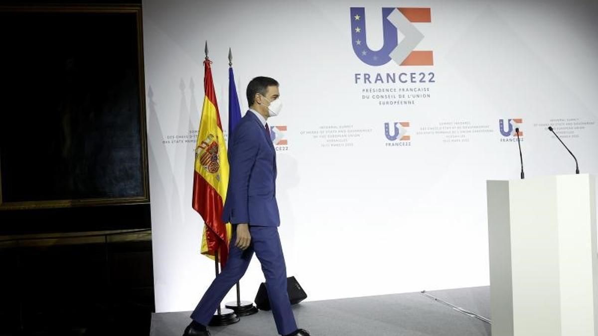 El presidente del Gobierno, Pedro Sánchez, se dirige a la rueda de prensa posterior a la cumbre informal de líderes de la UE, este 11 de marzo de 2022 en Versalles, Francia.