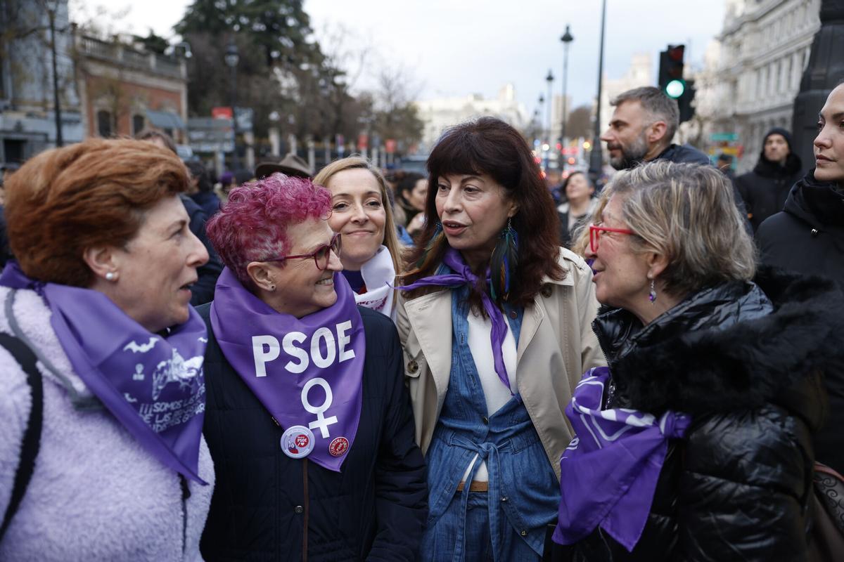 La ministra de Igualdad Ana Redondo (2d), durante la manifestación con motivo del Día de la Mujer convocada por el Movimiento Feminista de Madrid, este sábado en Madrid.