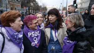 La ministra de Igualdad Ana Redondo (2d), durante la manifestación con motivo del Día de la Mujer convocada por el Movimiento Feminista de Madrid, este sábado en Madrid.