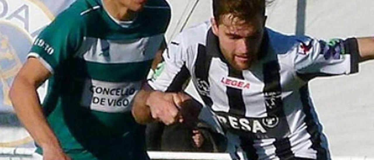 A la derecha, el nuevo jugador granate Álex González durante un encuentro con el Lealtad. // FdV