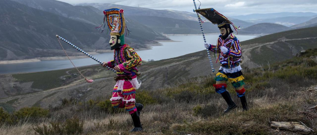 Dos boteiros de Vilariño de Conso, con el embalse de fondo. |   // BRAIS LORENZO