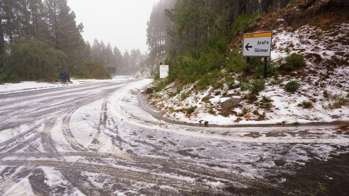 CANARIAS.-Cierran el acceso al Teide por la carretera de La Esperanza debido al mal tiempo y la alerta por nevadas