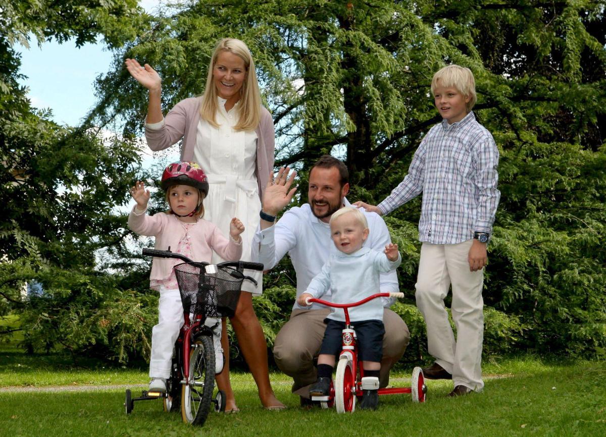 ASKER (NORUEGA), 03/09/2007.- El príncipe heredero noruego, Haakon (c), su esposa, Mette-Marit (2i), sus hijos, la princesa Ingrid Alexandra (i) y el príncipe Sverre Magnus (2d) y el hijo de Mette-Marit, Marius Borg Hoiby (d), posan para los fotógrafos en su residencia de Skaugum, cerca de Oslo, hoy, lunes 3 de septiembre. EFE/Aserud Lise. PROHIBIDO SU USO EN NORUEGA. PROHIBIDO SU USO EN NORUEGA