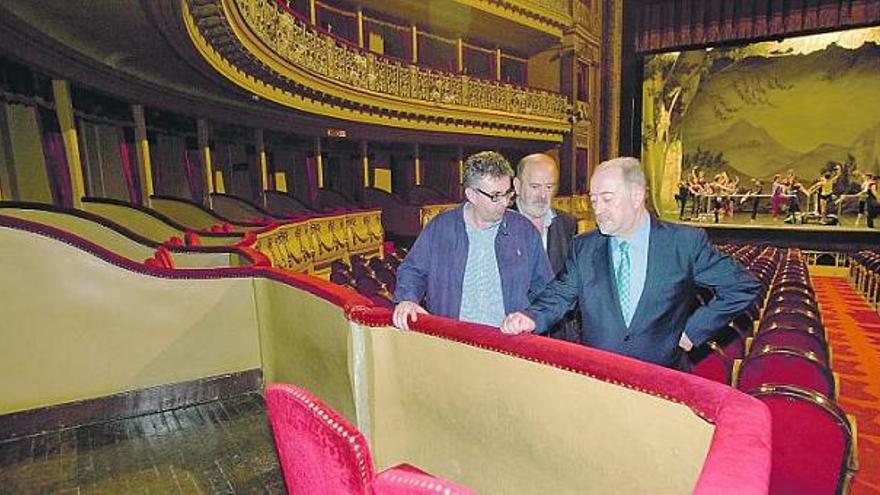 Por la derecha, Gabino de Lorenzo, José Rivas e Ignacio Ruiz Latierro, ayer, observando las plateas 1 y 3 del patio de butacas, ya sin el muro que las separaba.