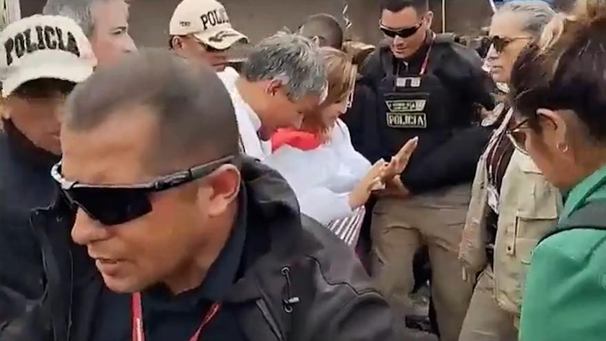 La presidenta de Perú, Dina Boluarte, es agredida durante una visita a Ayacucho