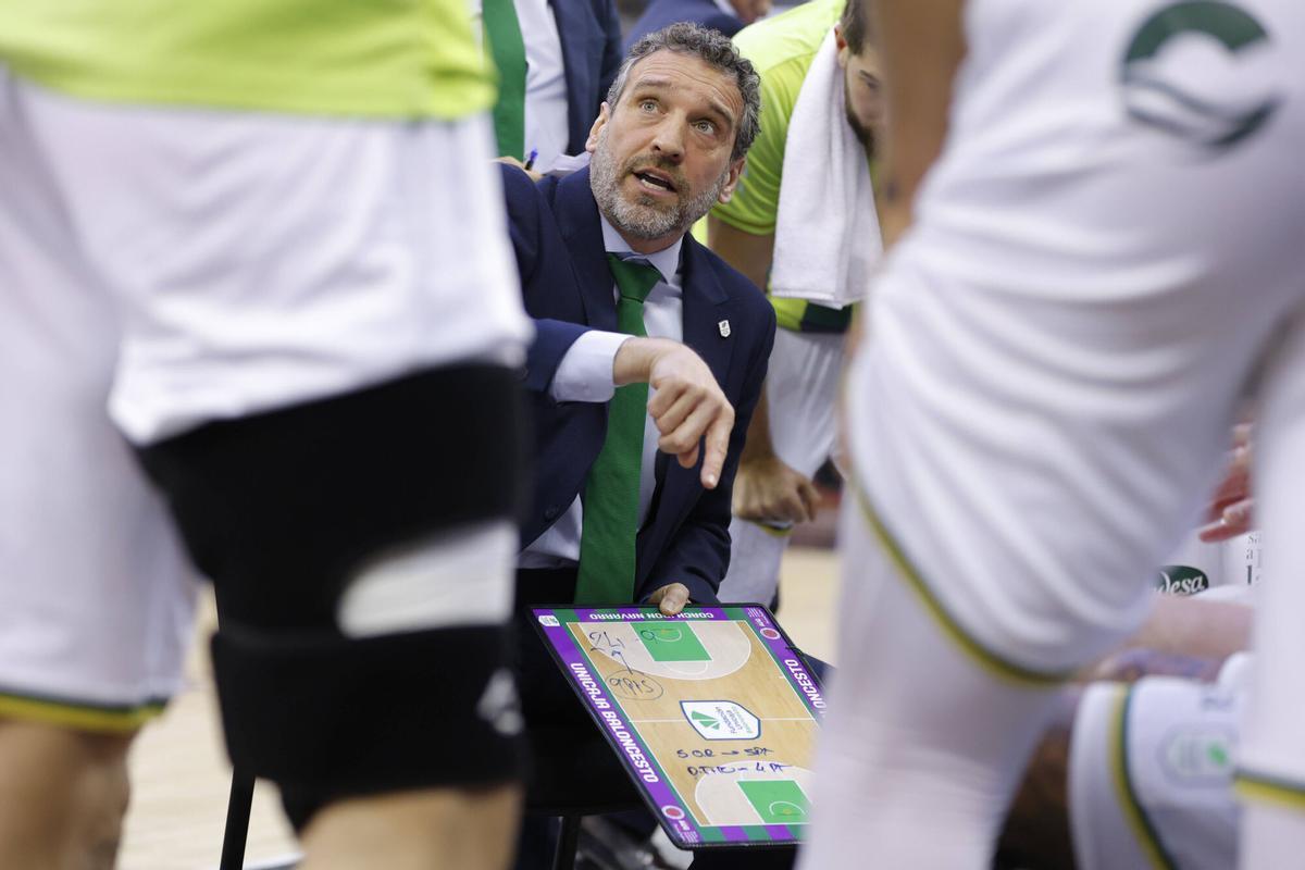 Ibon Navarro, este domingo en el banquillo del Unicaja frente al Granada.