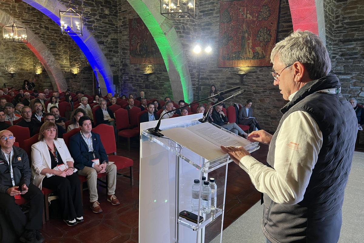 El president de la Federació Catalana de Càmpings, Miquel Gotanegra, fent la seva intervenció en l'acte inaugural del 2n Congrés de Càmpings de Catalunya al Castell de Ciutat de la Seu d'Urgell.