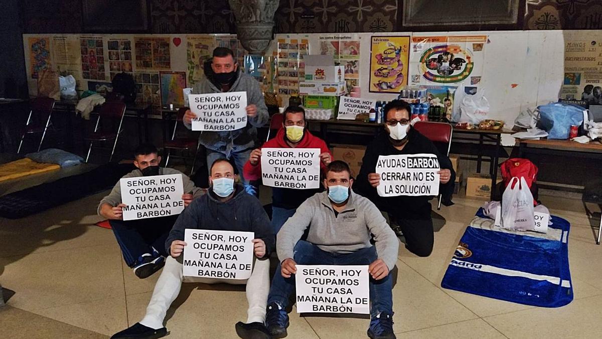 Los hosteleros de la comarca encerrados en la iglesia de La Felguera. | M. Á. G.