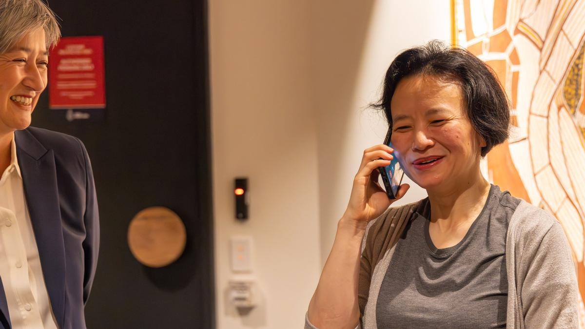 La periodista chino-australiana Cheng Lei llega a Australia tras ser liberada por China.