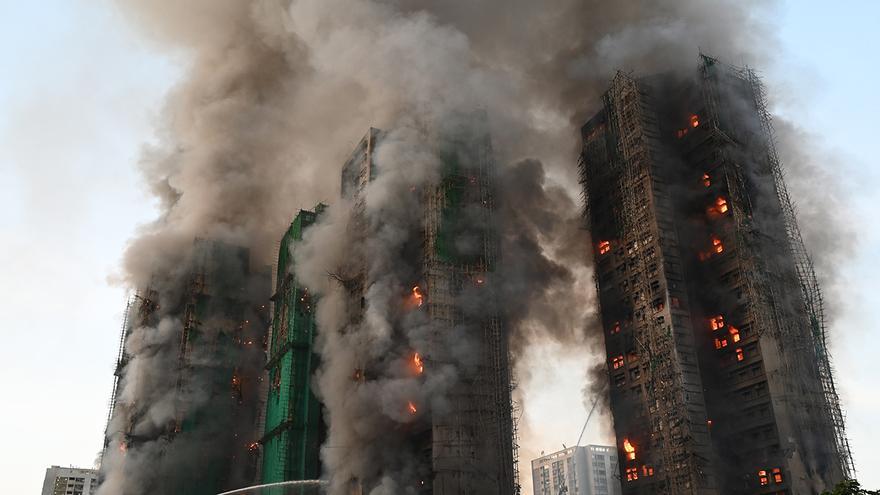 Un gran incendio en un barrio de Hong Kong deja decenas de muertos y cientos de desaparecidos