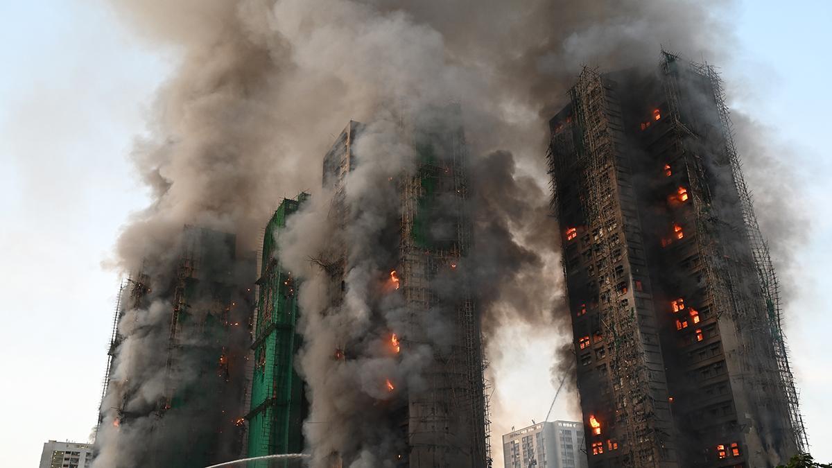 Un gran incendio en un barrio de Hong Kong deja al menos 4 muertos