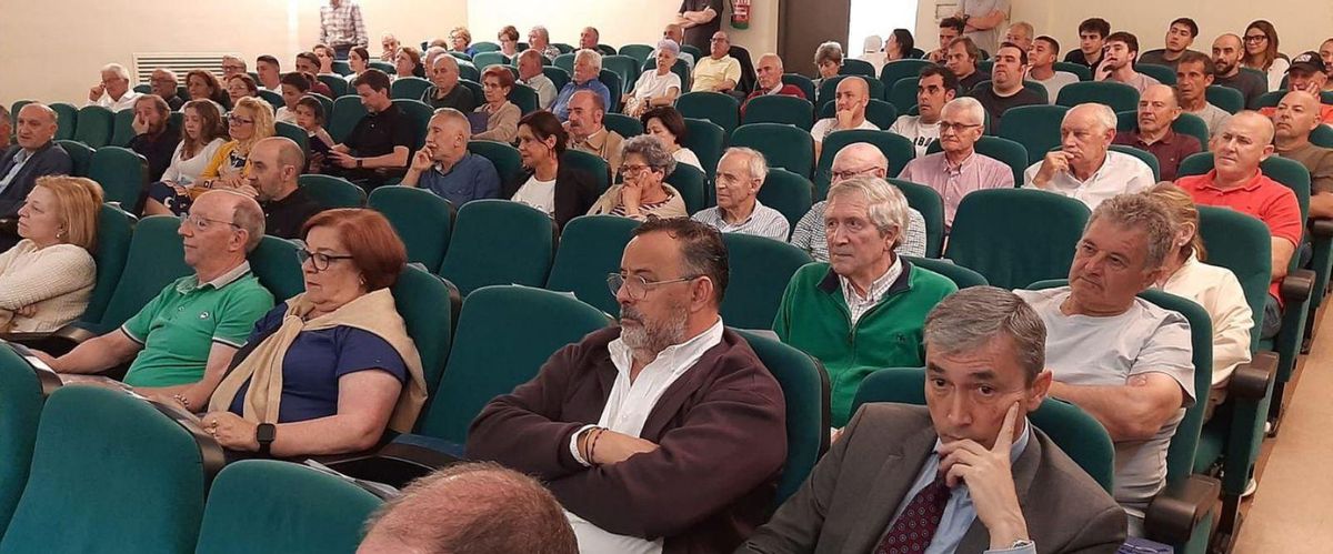 Público asistente a la presentación del libro sobre la historia del Condal. | L. P.