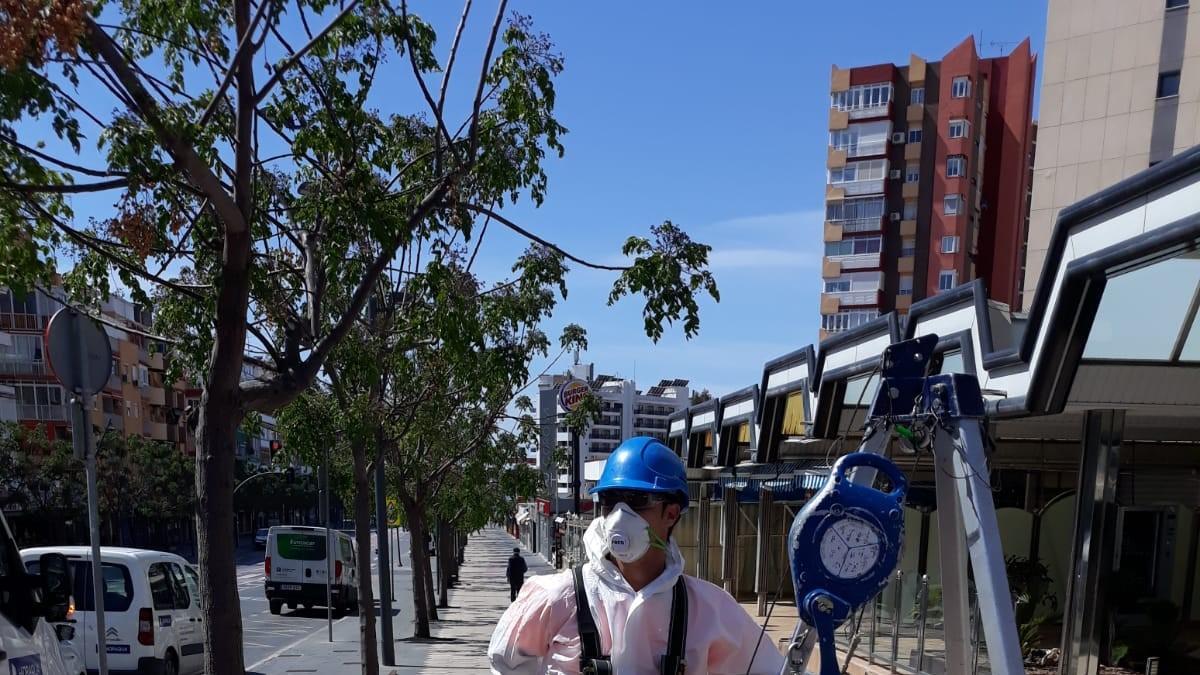 Un trabajador de Hidraqua interviene en una canalización urbana.