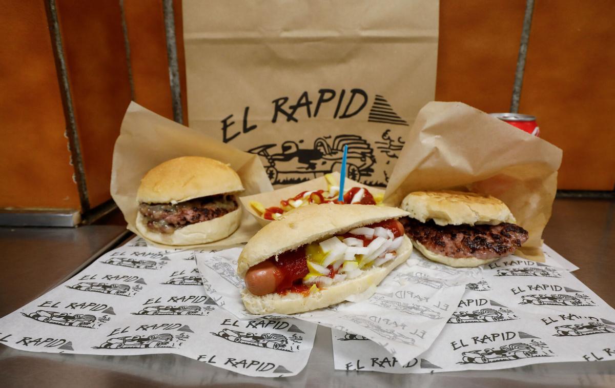 En imágenes | El Rapid, el histórico bar que ha salvado la noche a media Zaragoza En imágenes | El Rapid, el histórico bar que ha salvado la noche a media Zaragoza