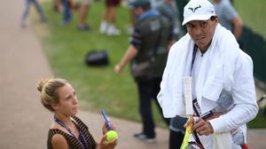 Rafa Nadal atiende a una fan en Wimbledon.