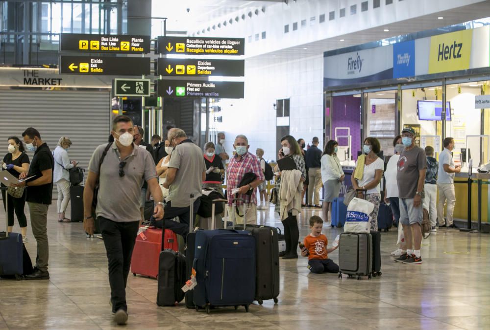 El aeropuerto estrena la temporada alta turística con 552 vuelos hasta el domingo y 60.000 pasajeros