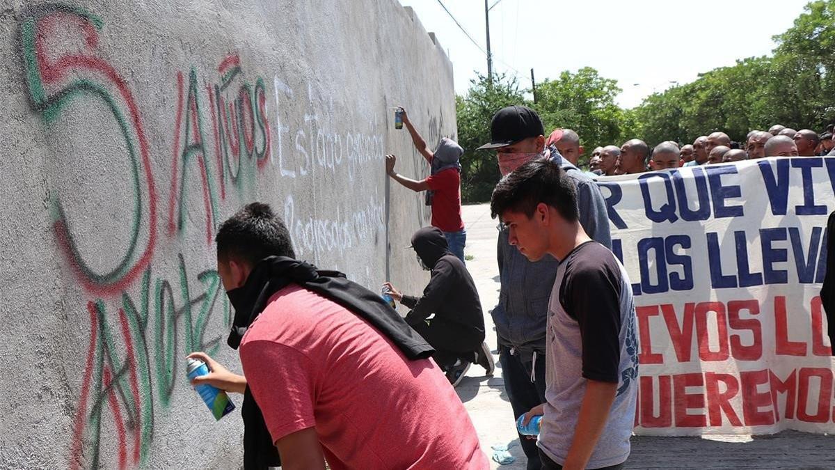 Familiares de los 43 jóvenes de Ayotzinapa desaparecidos protestan en el quinto aniversario de la tragedia, frente al palacio de justicia de Iguala.